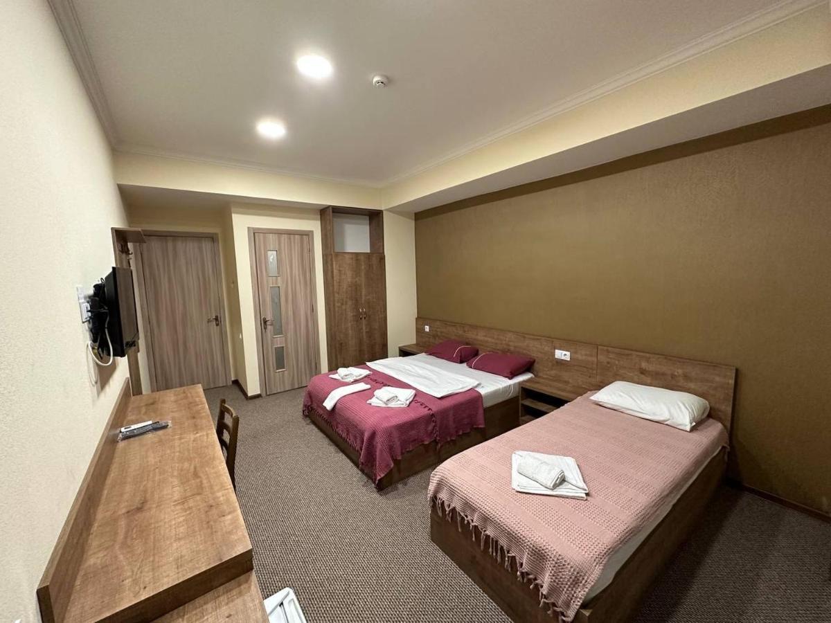 5 Rooms Near 300 Aragveli Metro Station Tbilissi Extérieur photo