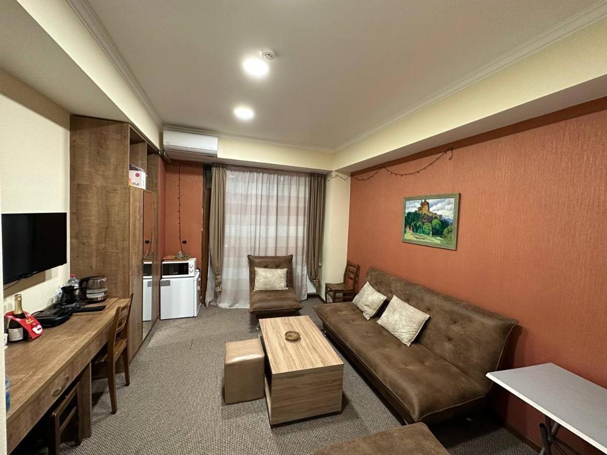 5 Rooms Near 300 Aragveli Metro Station Tbilissi Extérieur photo