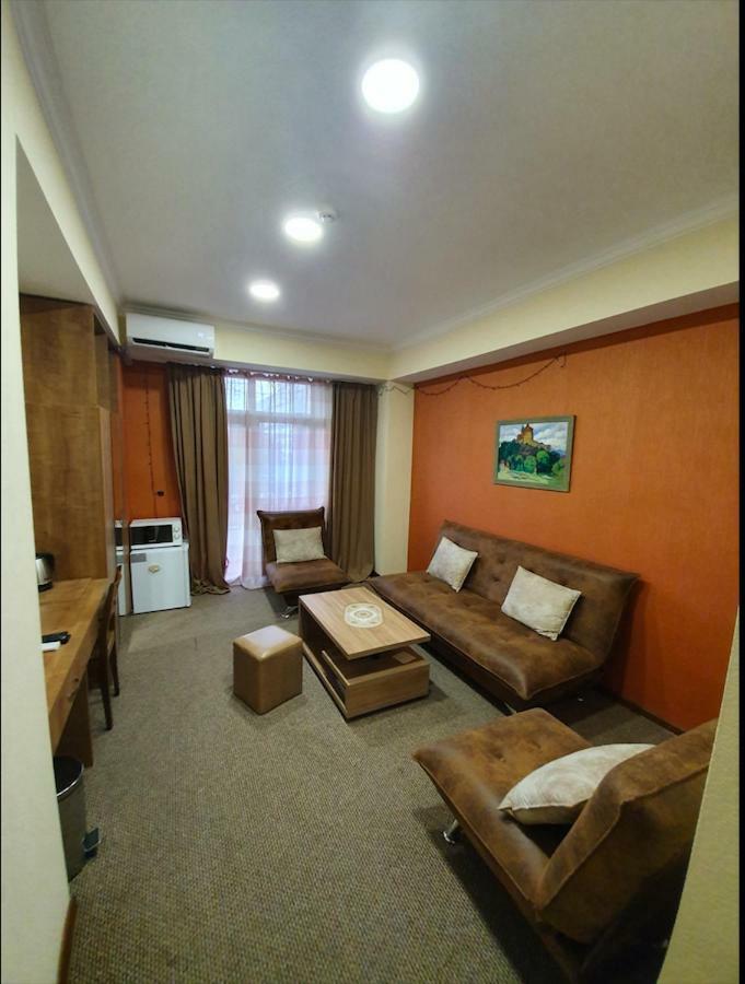 5 Rooms Near 300 Aragveli Metro Station Tbilissi Extérieur photo
